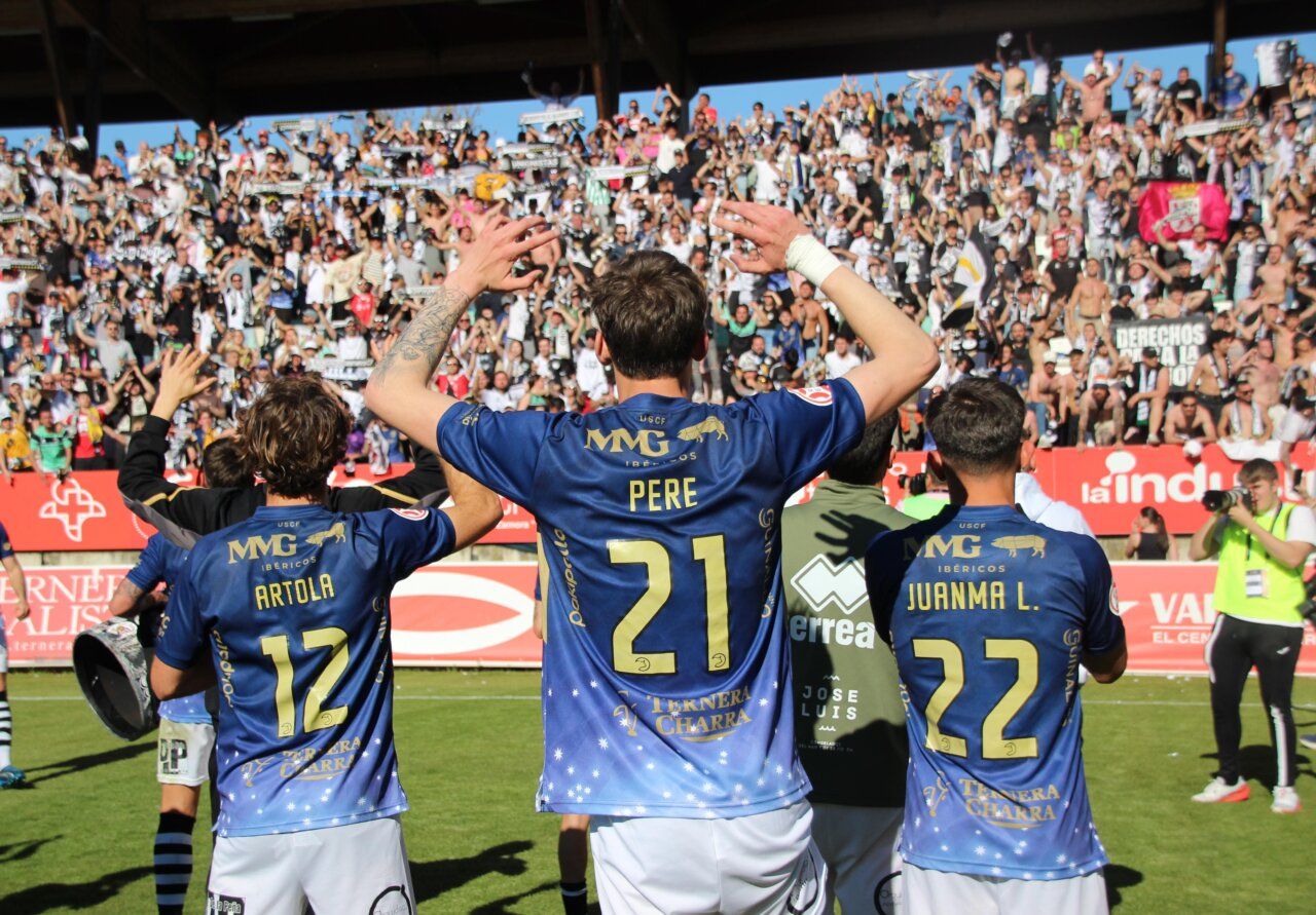 Jugadores del Unionistas CF celebrando con la afición en el estadio