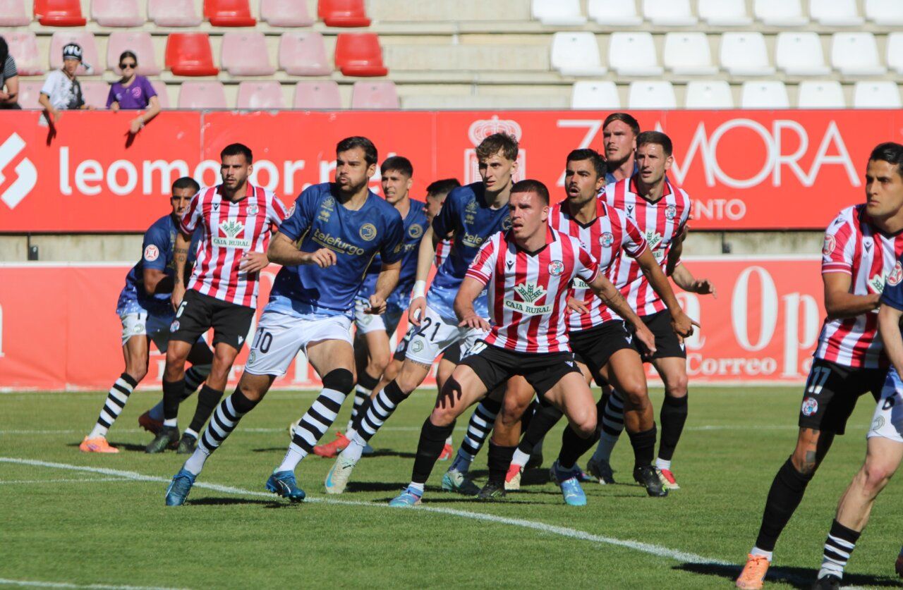 Jugadores de Unionistas y Zamora en un emocionante derbi de fútbol