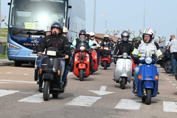 Grupo de moteros del Vespa Club Mirobrigense en una ruta festiva