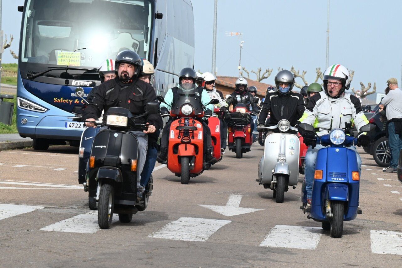 Grupo de moteros del Vespa Club Mirobrigense en una ruta festiva