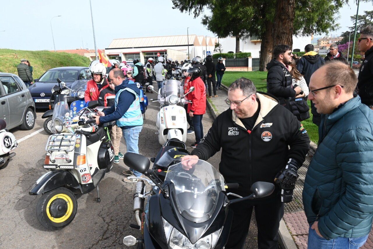 Moteros del Vespa Club Mirobrigense preparándose para la ruta del toro.