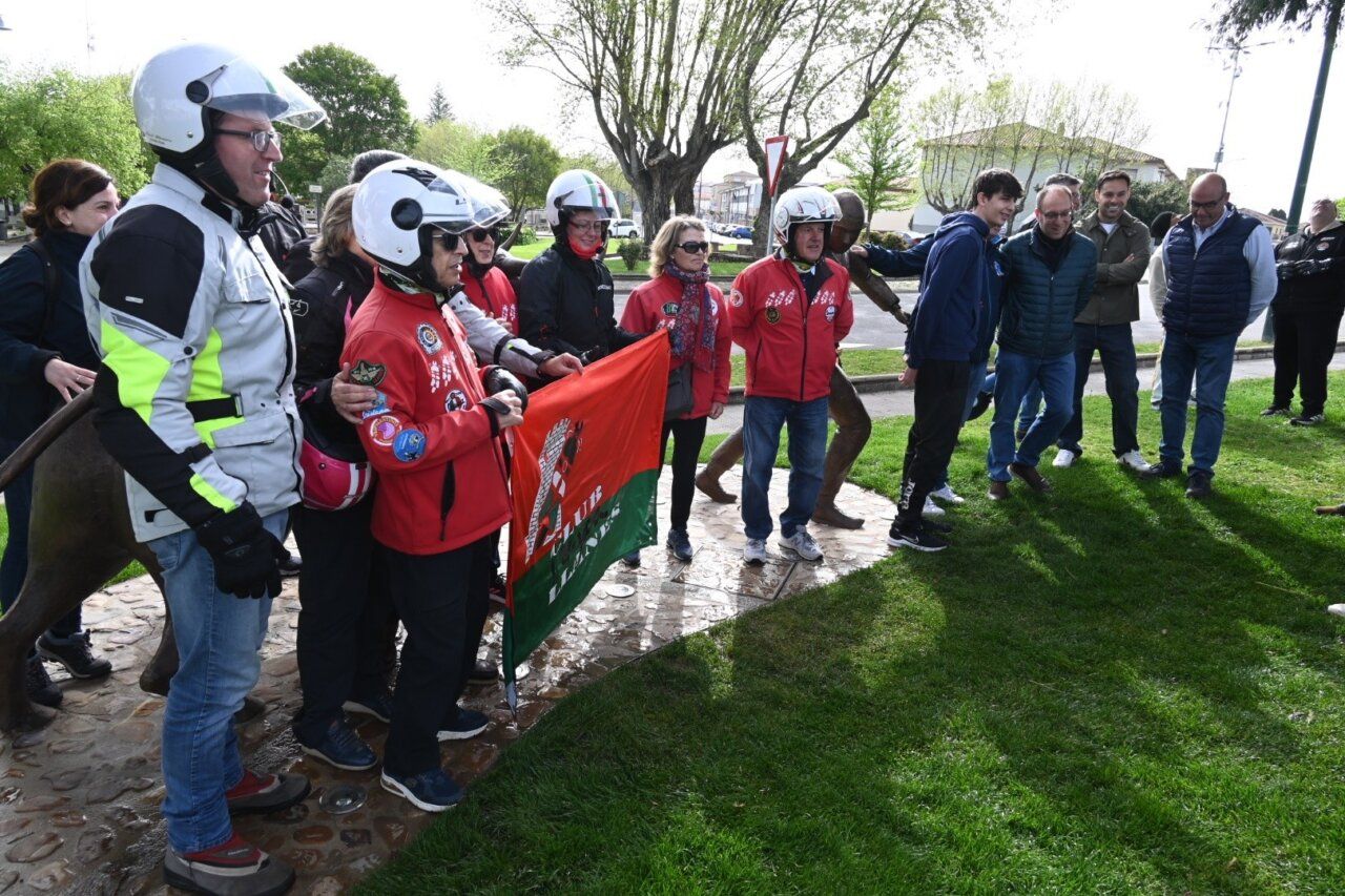 Grupo de moteros del Vespa Club Mirobrigense en un evento festivo