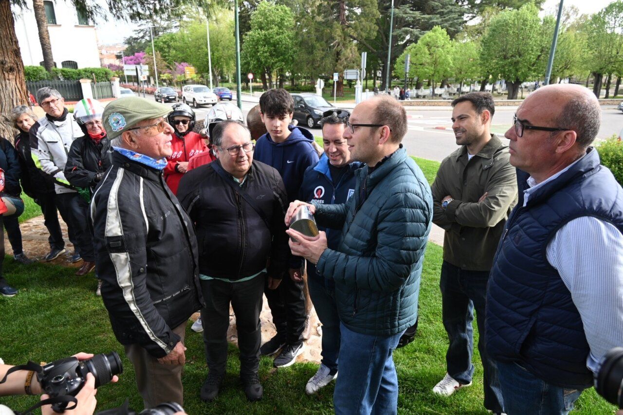 Participantes del Vespa Club Mirobrigense en la Ruta del Toro
