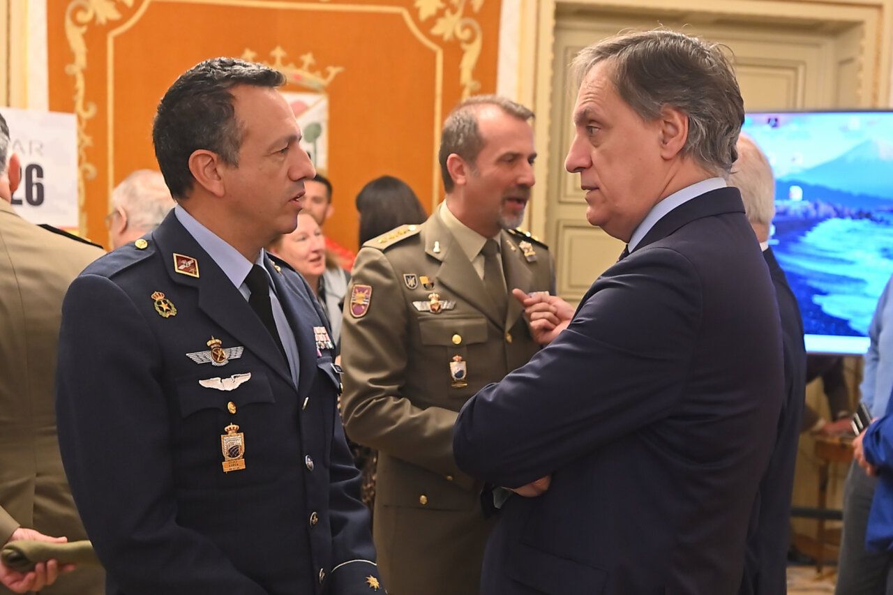 Dos hombres conversando en un evento militar en Salamanca
