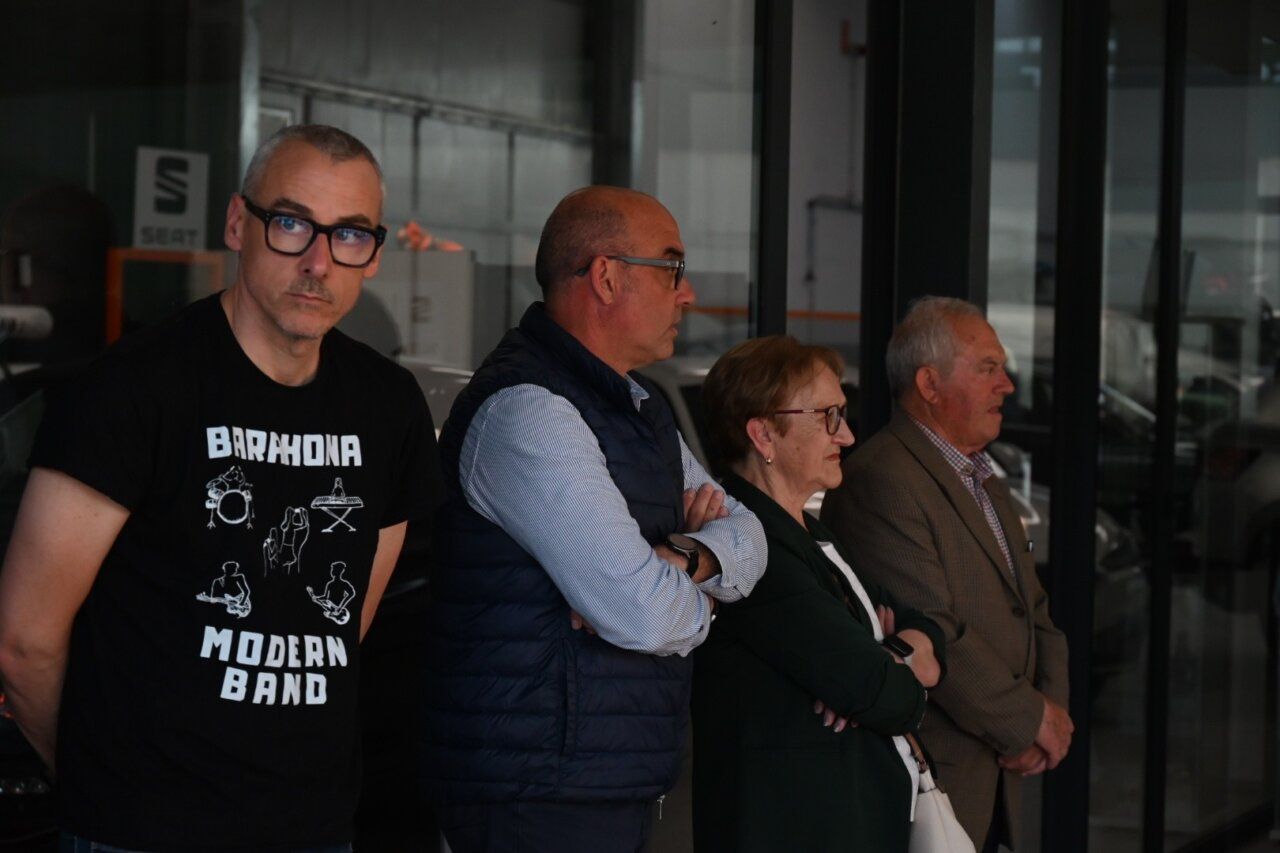 Grupo de personas observando un evento relacionado con la media maratón