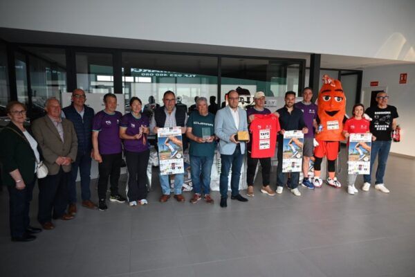 Presentación de la XIX Media Maratón con participantes y organizadores