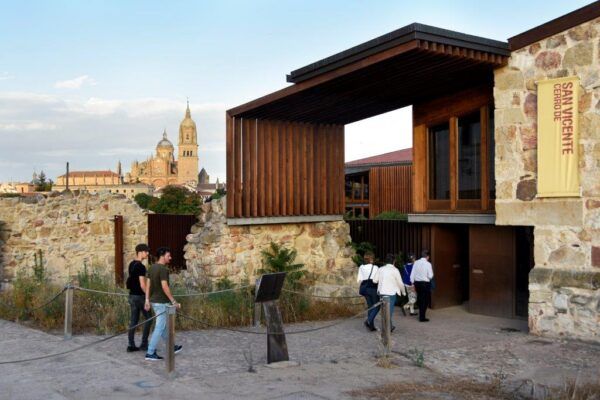 Entrada al Museo del Cerro de San Vicente en Salamanca con visitantes