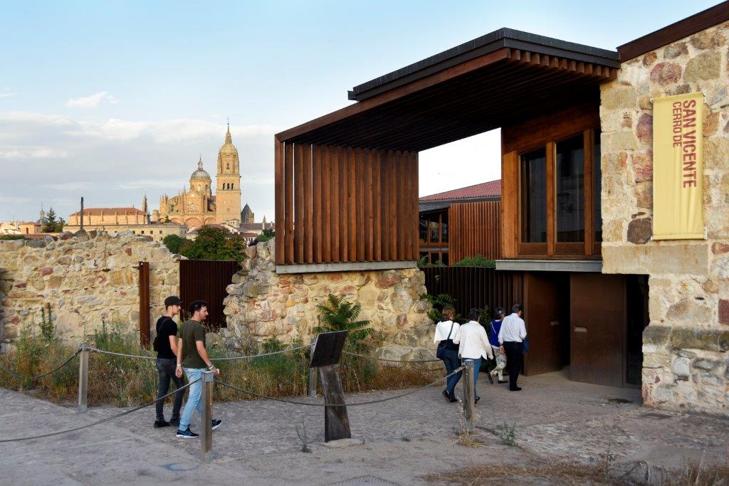 Entrada al Museo del Cerro de San Vicente en Salamanca con visitantes