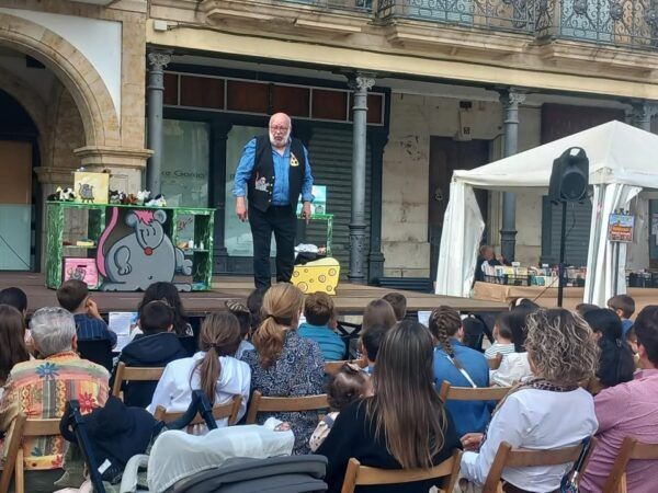 Espectáculo de magia para familias en la Semana Cultural del Libro