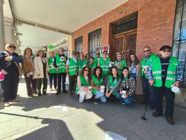Grupo de personas en la Plaza de España durante el Día Mundial del Parkinson
