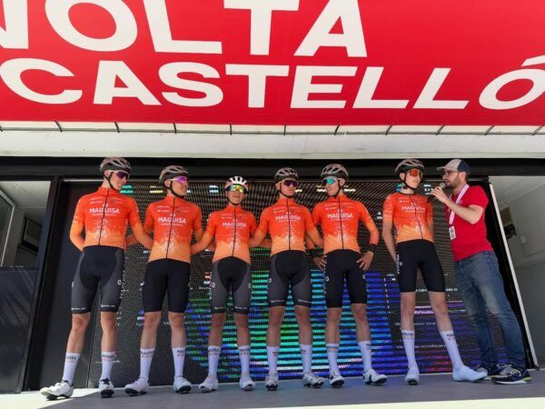 Equipo junior en la Vuelta a Castelló durante una presentación