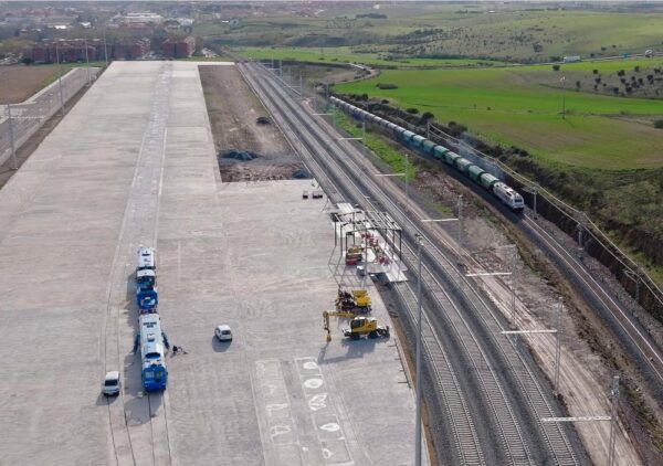 Vista aérea del Puerto Seco en Salamanca con tren y maquinaria