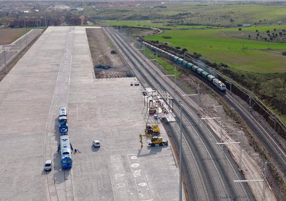 Vista aérea del Puerto Seco en Salamanca con tren y maquinaria