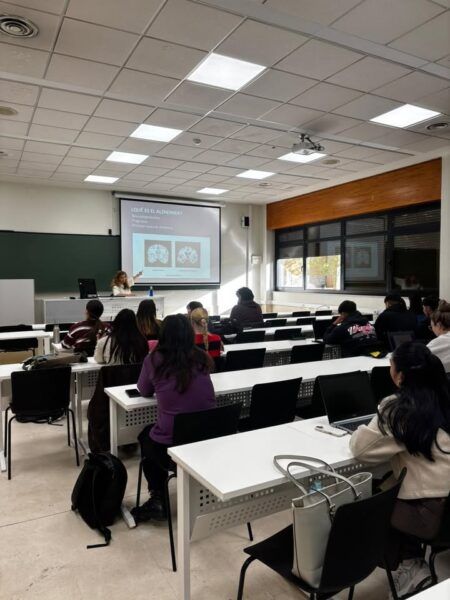 Susana Hernández impartiendo una sesión sobre Alzheimer a estudiantes