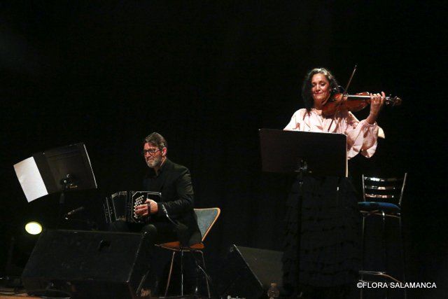 Músicos en un escenario durante una actuación de tango.