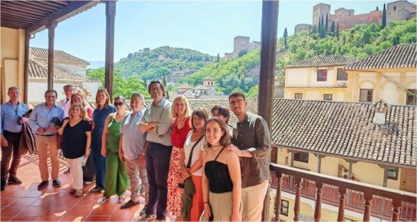 Grupo de personas en un balcón con vistas a la ciudad de Úbeda