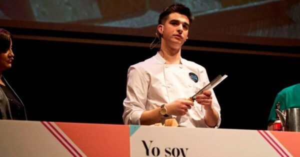 Álex Marcos en el concurso Desafío XChef 1906 con un cuchillo en la mano