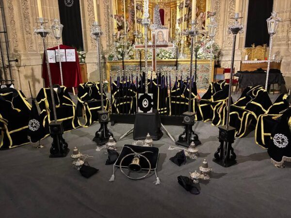 Altar de Insignias en Viernes Santo con elementos religiosos y decorativos