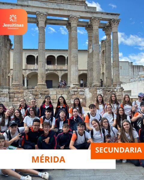 Grupo de alumnos de Salamanca en Mérida frente a un monumento clásico