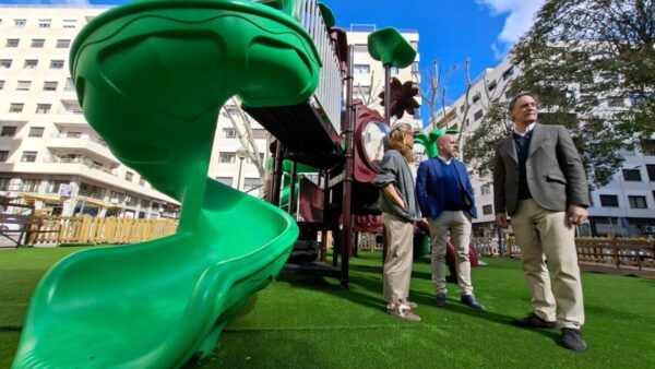 Zona de juegos infantiles en la plaza de Carmelitas con nuevos equipos