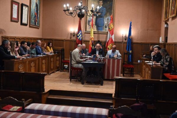 Reunión del pleno del Ayuntamiento de Ciudad Rodrigo con varios concejales presentes