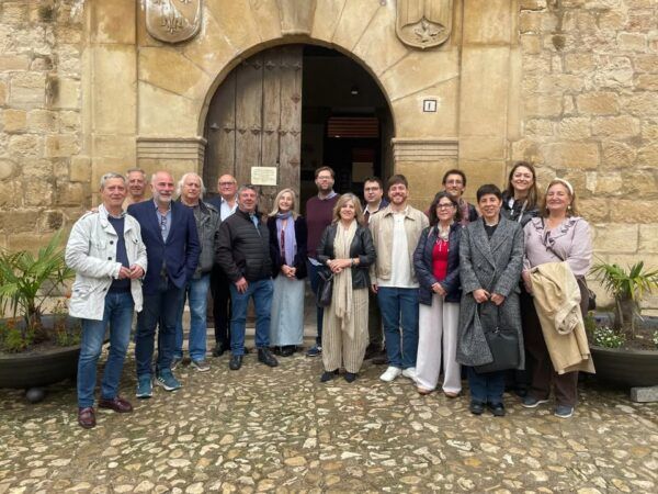 Grupo de personas en la Asamblea General de la AeCC en Úbeda