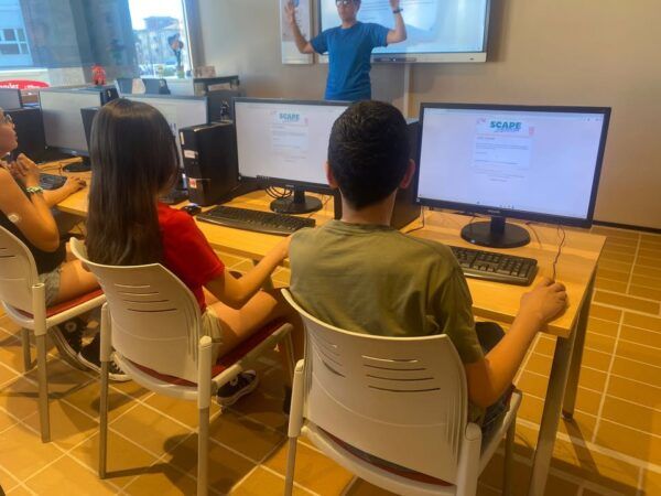 Estudiantes participando en actividades interactivas en el aula de informática