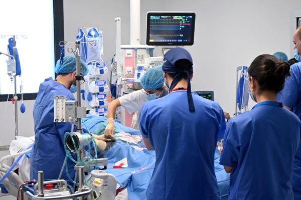 Equipo médico realizando un trasplante de órganos en un hospital moderno