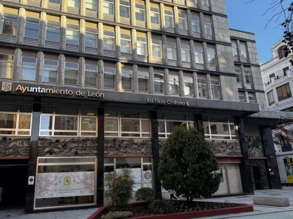 Fachada del Ayuntamiento de León con el Edificio Ordóñez II