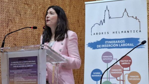 Mujer hablando en un evento sobre empleo y formación en Salamanca