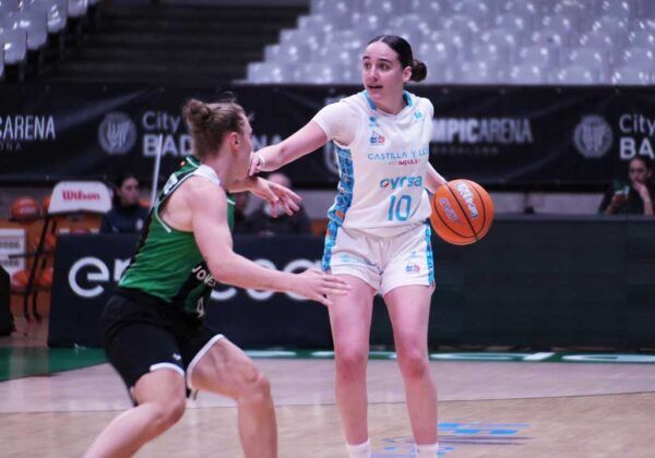 Jugadora de baloncesto en acción en Badalona