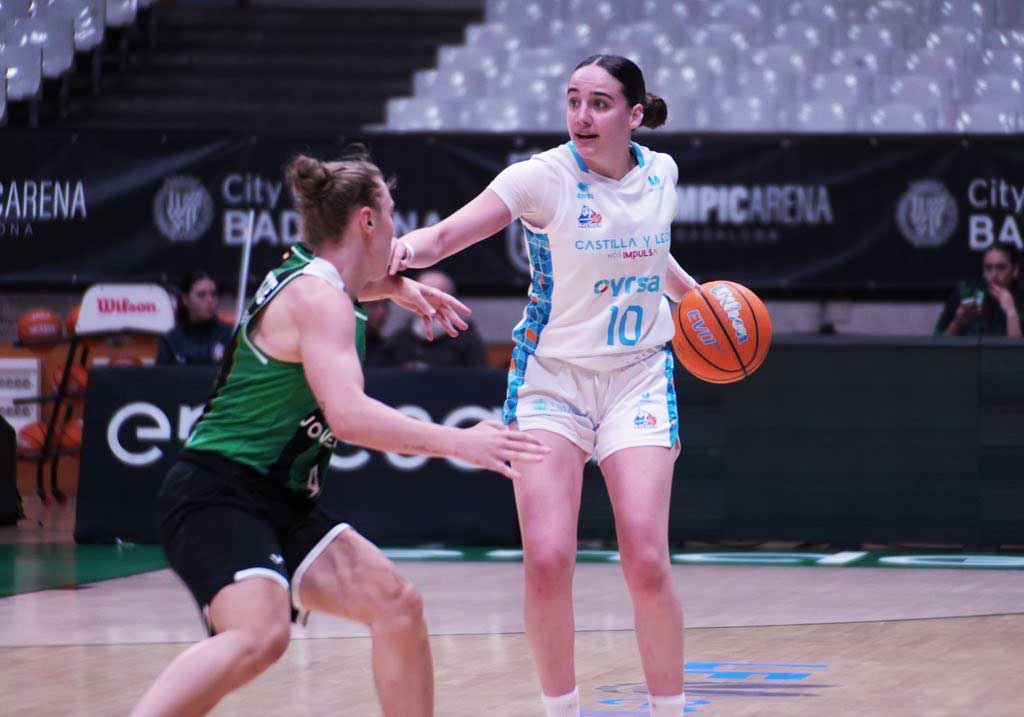 Jugadora de baloncesto en acción en Badalona