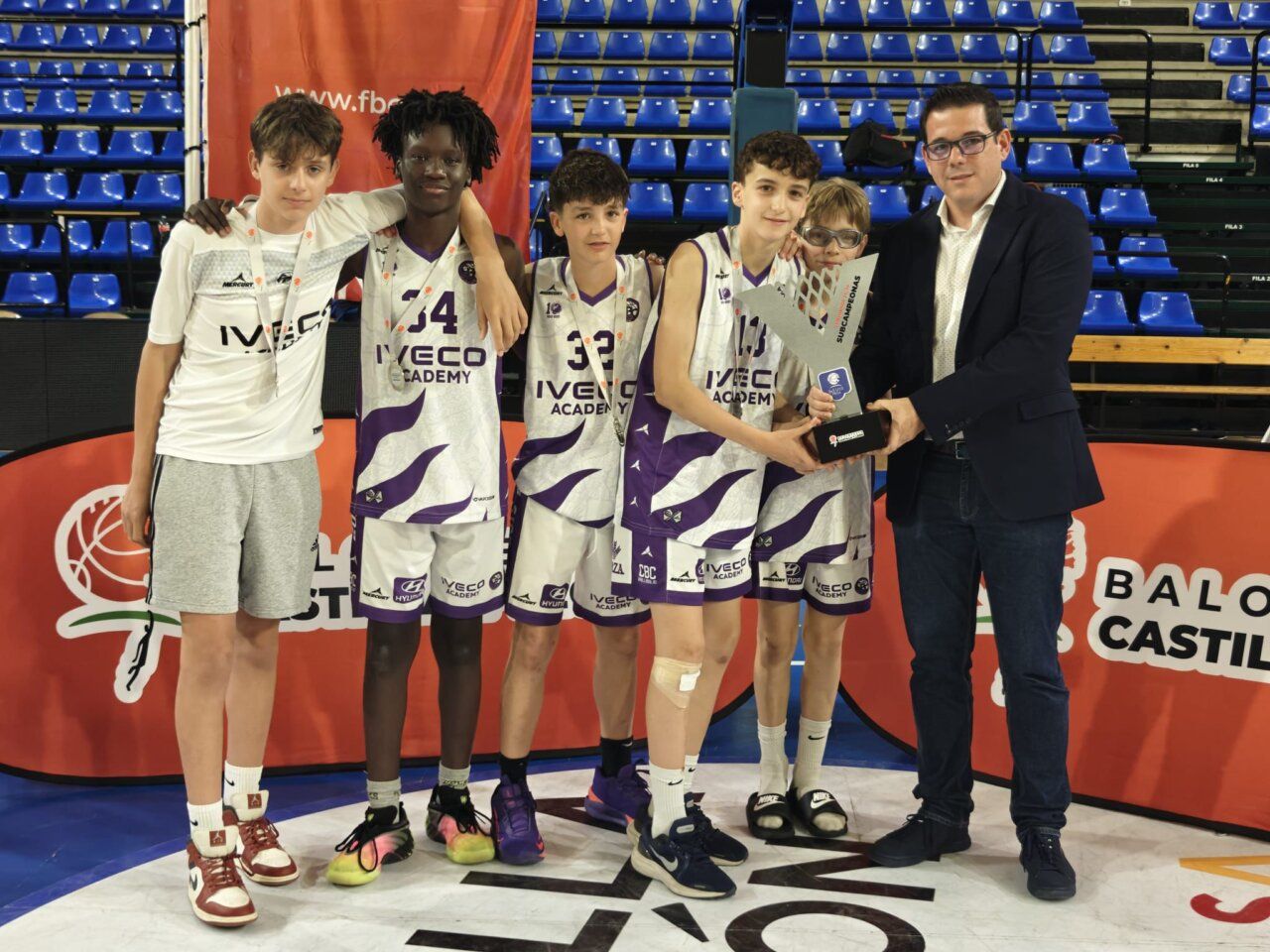 Niños y niñas en un evento de baloncesto base en Castilla y León