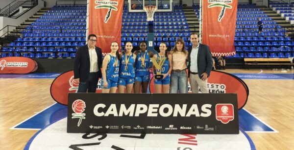 Jugadoras de baloncesto celebrando su victoria en el Fanatic Mini en Castilla y León