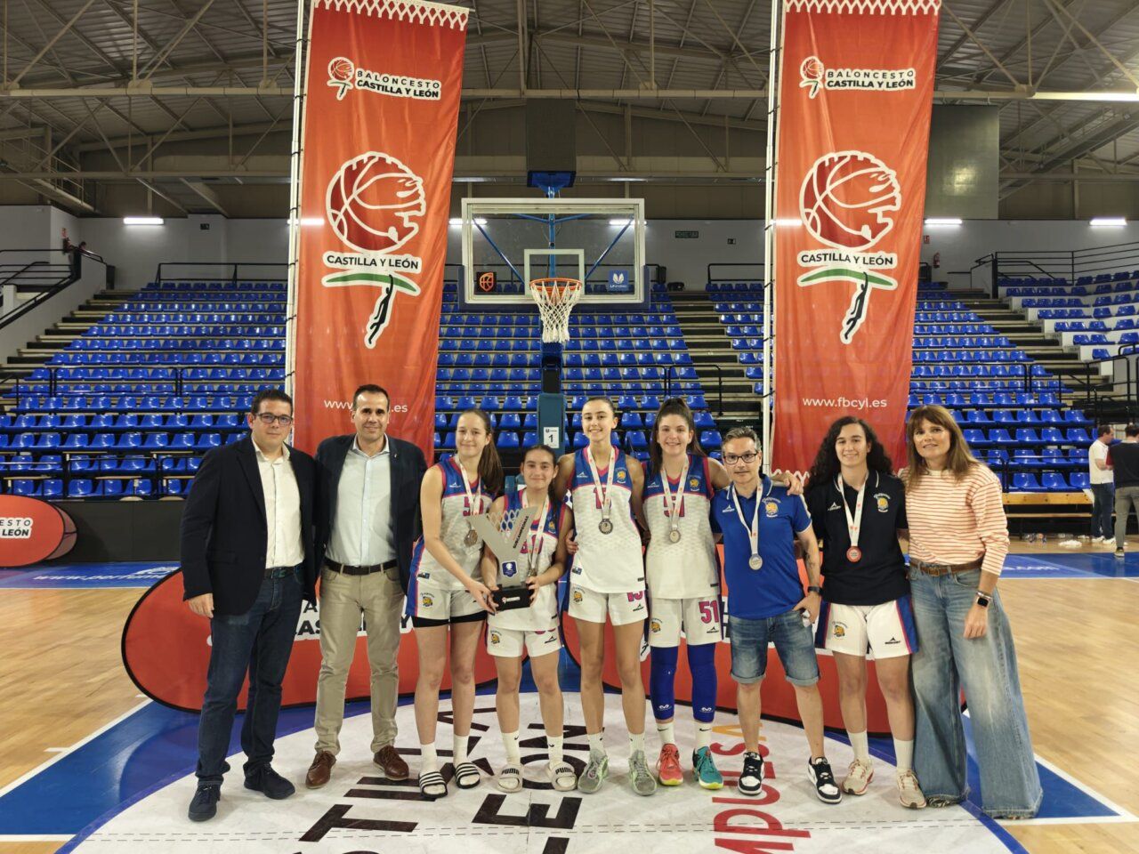 Jugadores y organizadores en el evento de baloncesto base en Castilla y León