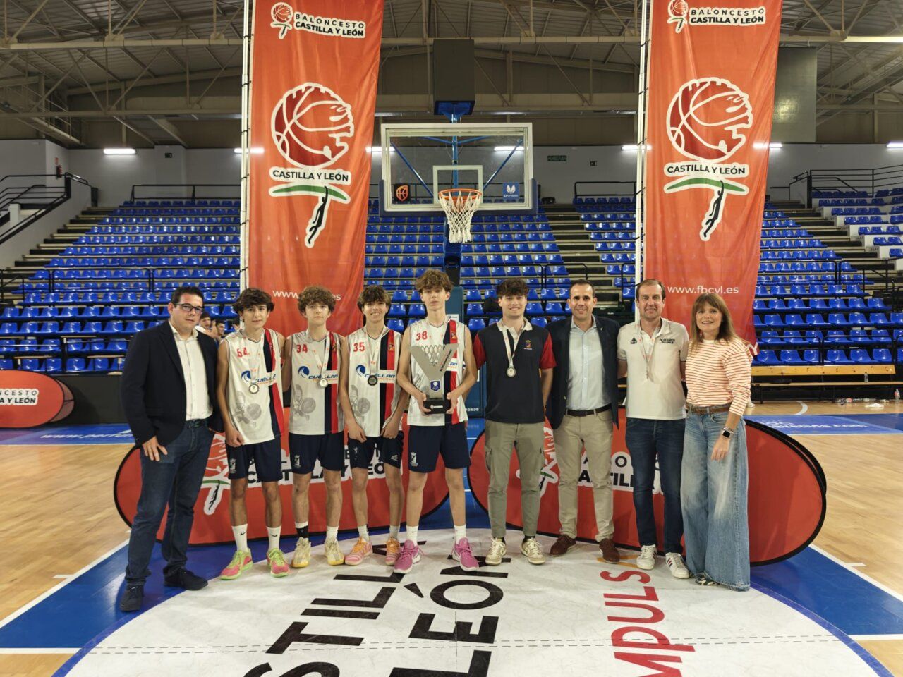 Grupo de jóvenes jugadores de baloncesto en evento en Castilla y León