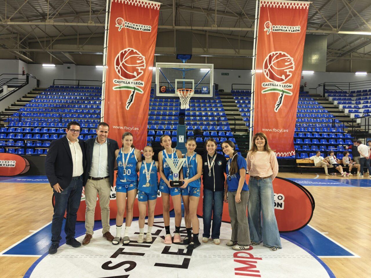 Grupo de jóvenes jugadoras de baloncesto en evento en Castilla y León