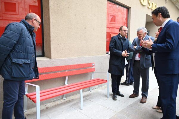 Bancos de plástico reciclado en Ciudad Rodrigo instalados por Banco Santander