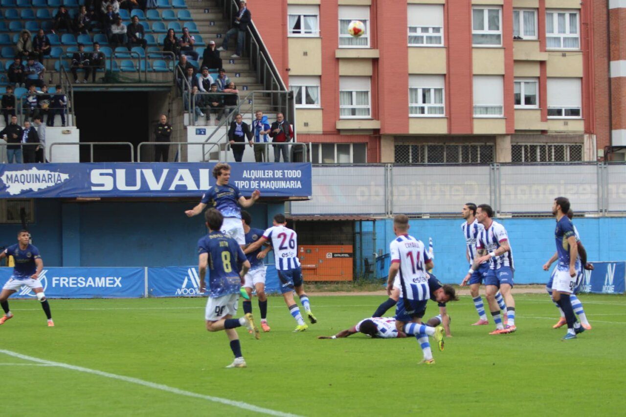 Jugadores de Avilés y Unionistas en un partido de fútbol