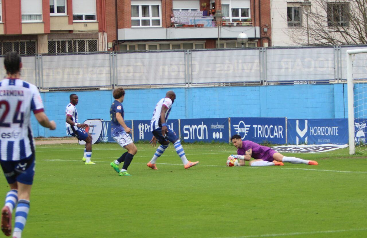 Jugadores de Avilés y Unionistas en un partido de fútbol