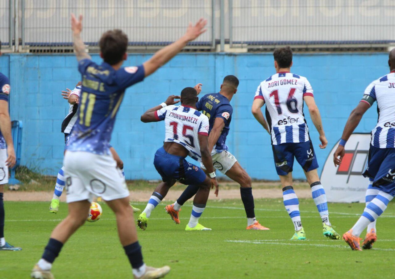 Jugadores de Avilés y Unionistas en un partido de fútbol