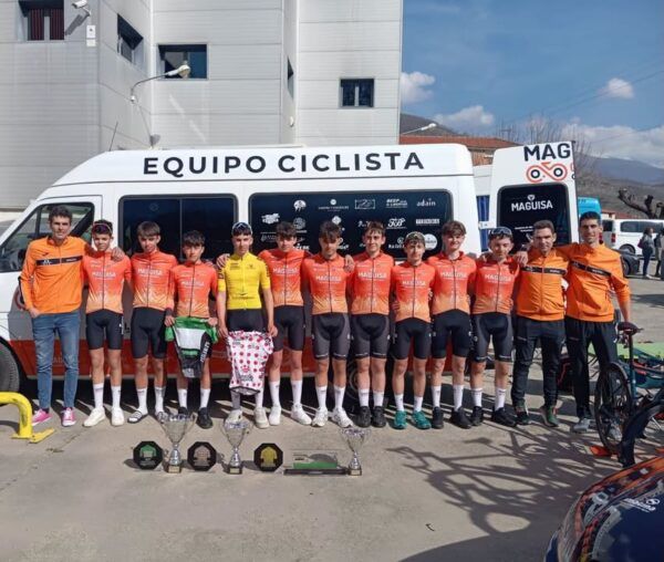 Equipo Cadete del Maguisa Guijuelo posando con trofeos y medallas