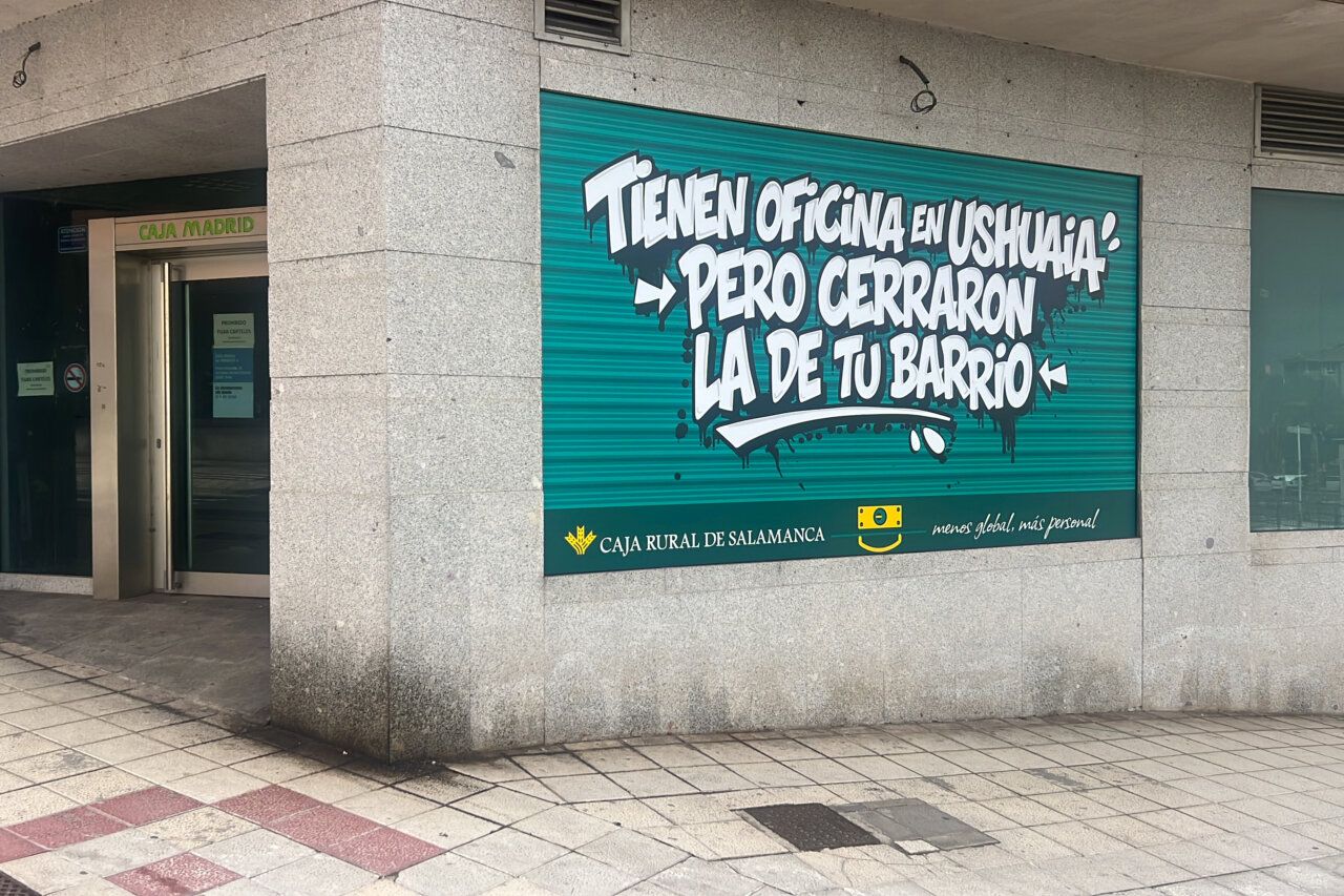Cartel en la fachada de una oficina cerrada en Ávila