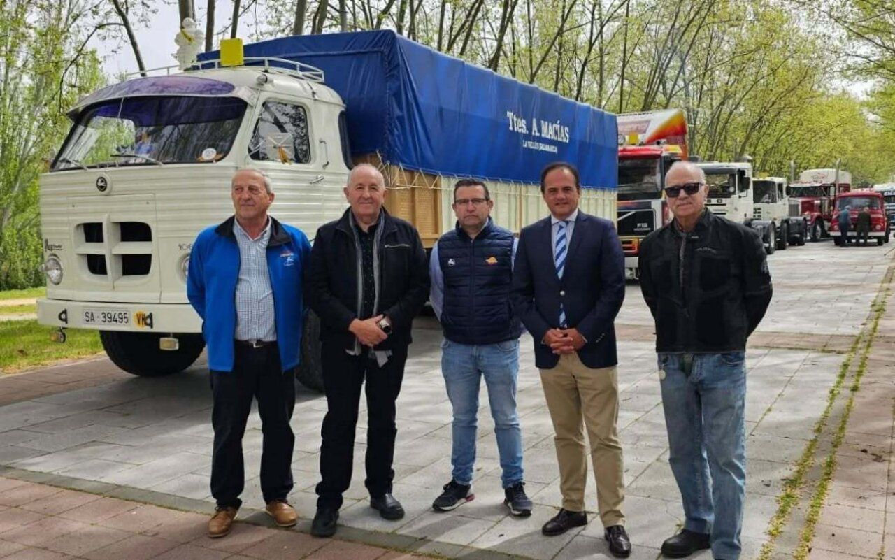Concentración de camiones clásicos en la ribera del río Tormes