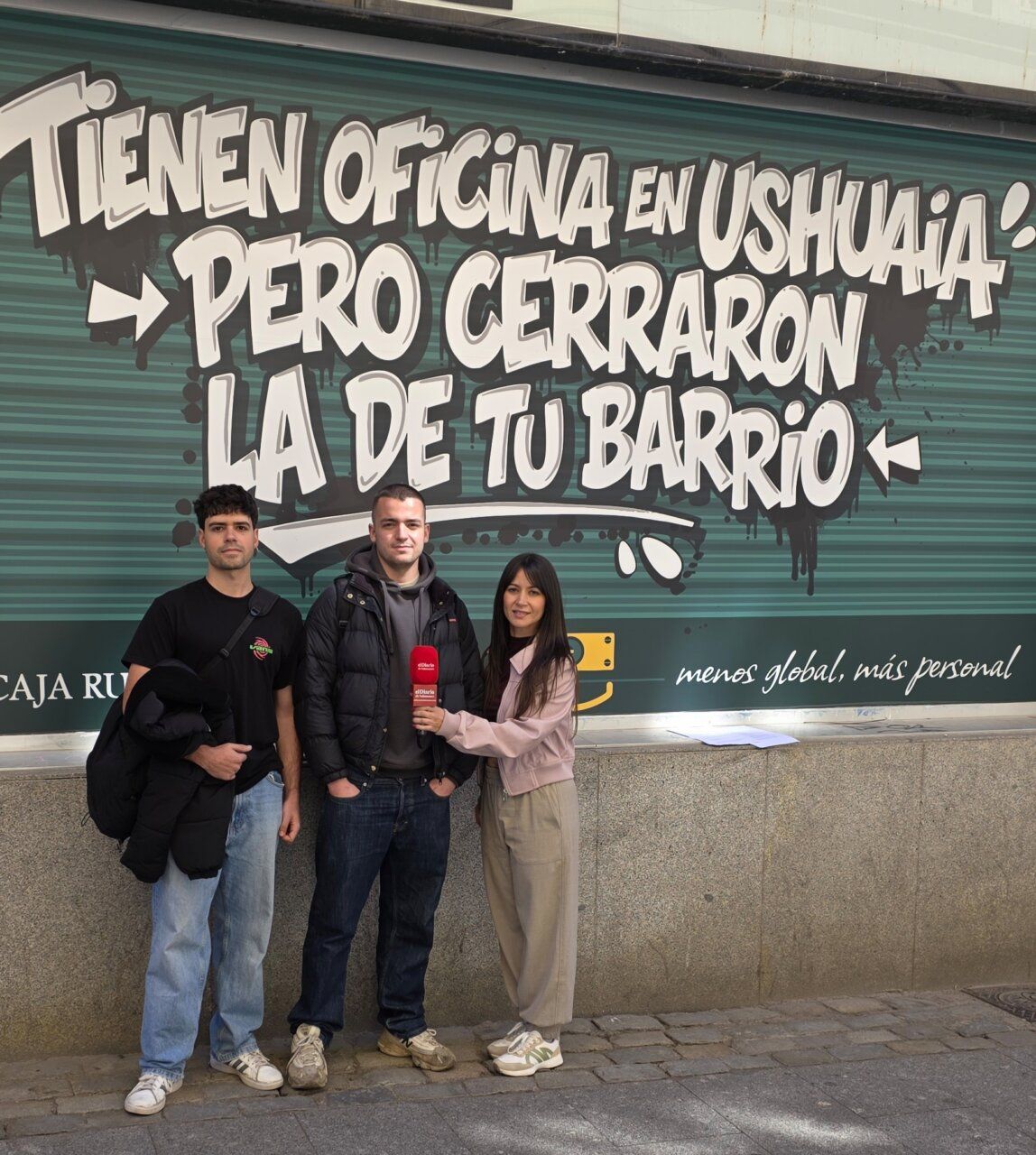Grupo de personas frente a un mural de Caja Rural de Salamanca