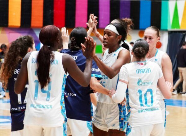 Jugadoras de Perfumerías Avenida celebrando en un partido de baloncesto