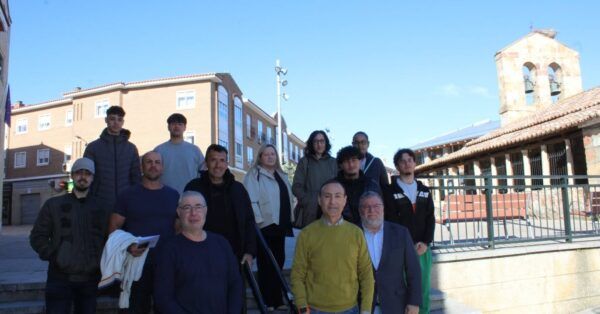 Grupo de personas en Carbajosa de la Sagrada en un programa de energía solar