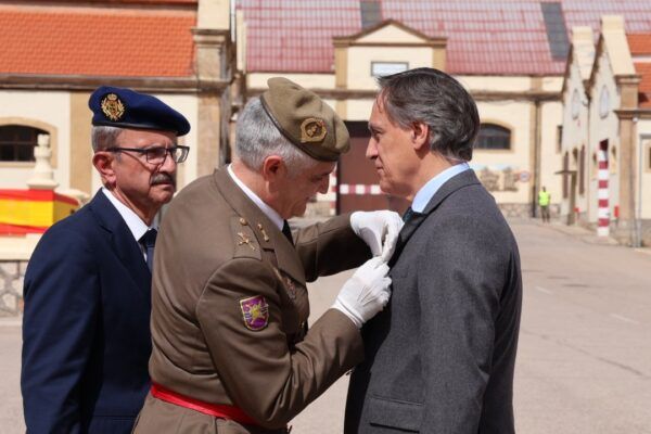 Carlos Gª Carbayo recibiendo la Medalla al Mérito de las Fuerzas Armadas