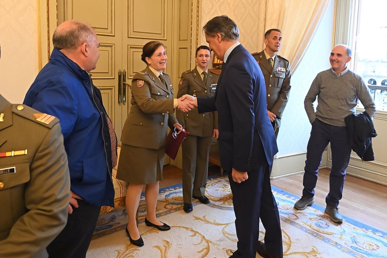 Reunión de militares y autoridades en Salamanca para la carrera cívico-militar.