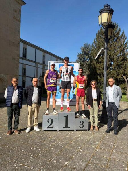Ganadores de la carrera popular en Salamanca sobre el podio
